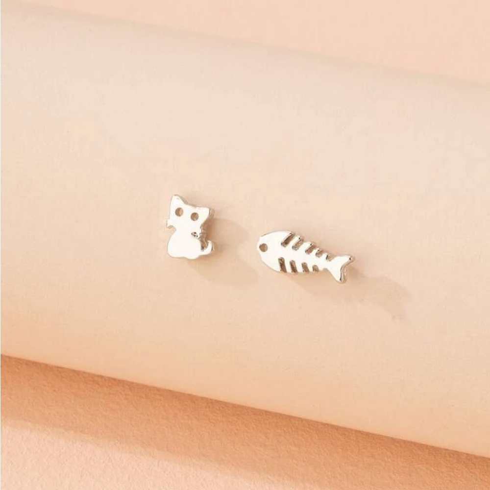 🎉 New Cat & Fishbone Silver Plated Stud Earrings pair